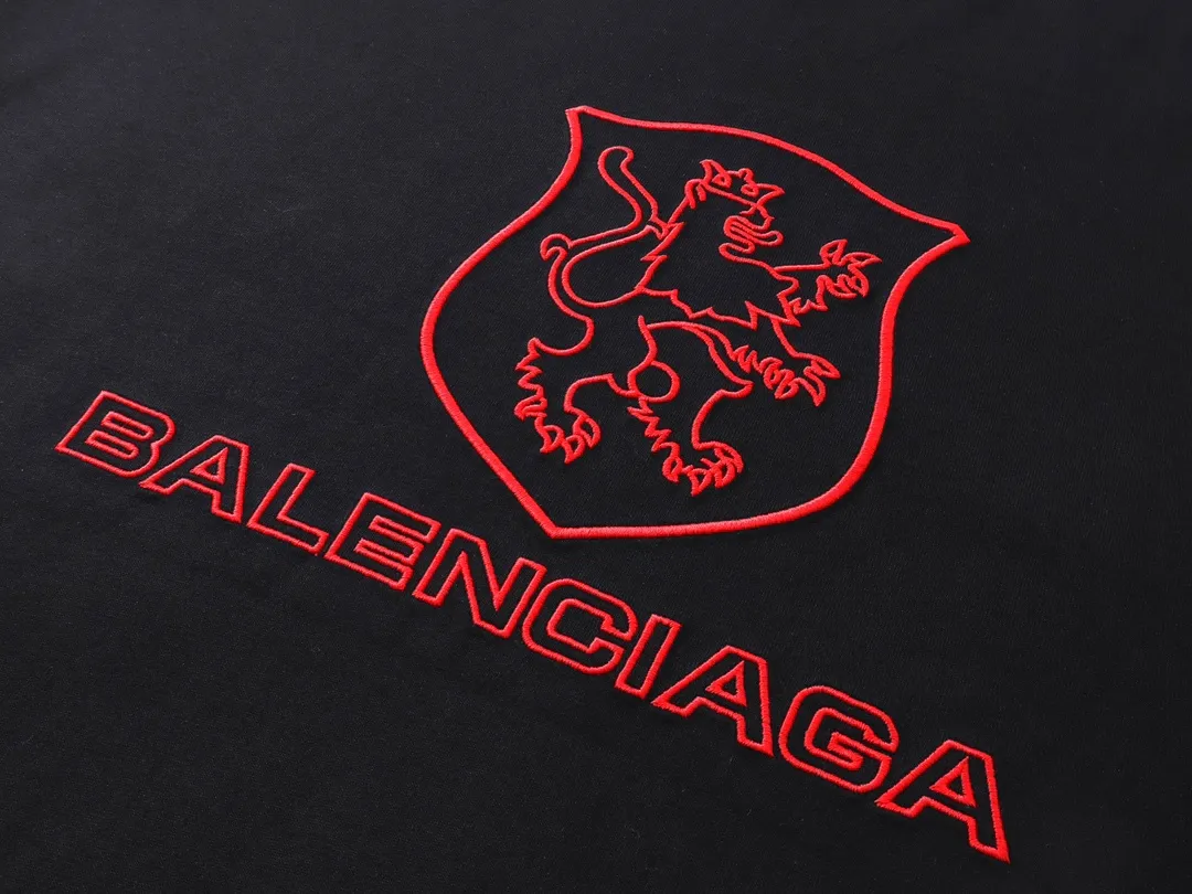 【 . Quality】BALENCI*GA/ BALENCI*GA#New Arrival，2025New Arrival LION CLUB LOGO T . 。 ZP . 260 ， . . . . Color Change。 。 ， 。 。 . OS . Same Style ：BL 253623 ：Black Size：XS S M L